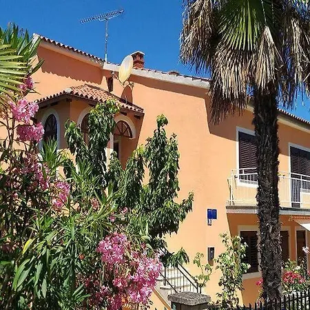 Apartment Clara *